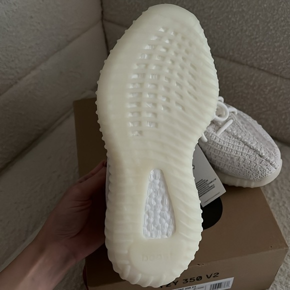 Yeezy Boost 350 V2 - Picture 4 of 9